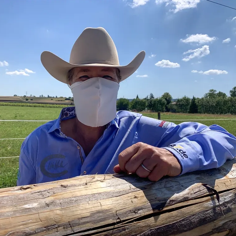 Cowboy Maske auf der Ranch